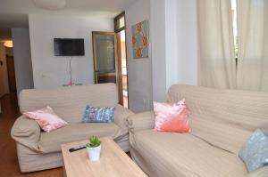 un soggiorno con due divani e un tavolino da caffè di Apt. Stella Playa a Valle Gran Rey