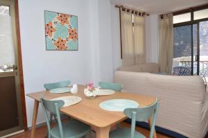 un tavolo con sedie in una stanza con soggiorno di Apt. Stella Playa a Valle Gran Rey
