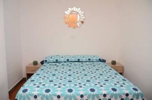 una camera da letto con un letto e uno specchio sul muro di Apt. Stella Playa a Valle Gran Rey