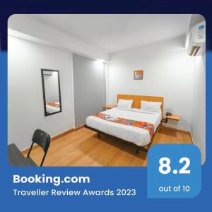 una habitación de hotel con una cama y un espejo en Imperial Residency - Karol Bagh, en Nueva Delhi