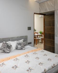 Postel nebo postele na pokoji v ubytování Urban Suites 3BHK Duplex in Central of Jaipur