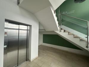 een hal met een trap en een metalen lift bij Apartments Old City Center in Wenen