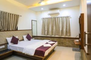 En eller flere senge i et værelse på Hotel New Punjab, Nashik