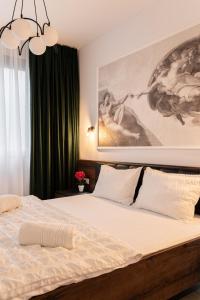 a bedroom with a bed with a large painting above it at Sika Jolly Apartment - cazare Arad - self check-in in Arad