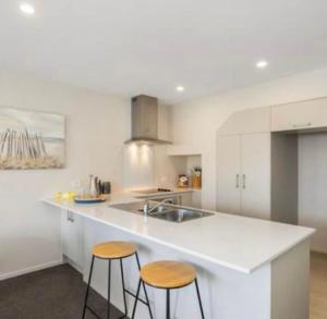 Kuchyň nebo kuchyňský kout v ubytování Cozy Ensuite Room