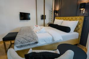 NAR Royalton Deluxe Apartment #63 في نيشْ: غرفة فندق عليها سرير طفل +3 صور