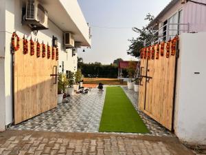 Κήπος έξω από το Friends Villa