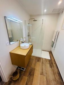 un baño con lavabo y ducha en Maison à la Campagne, 