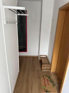 un pasillo vacío con una puerta y una alfombra en Ferienwohnung Steinstübchen, en Bautzen