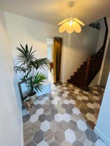 un pasillo con una escalera y una maceta en Maison à la Campagne, 