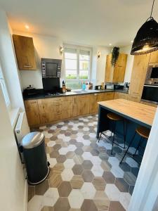 Una cocina grande con una mesa y un mostrador. en Maison à la Campagne, 