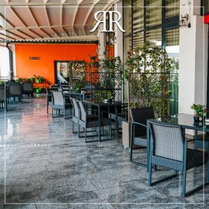een restaurant met tafels en stoelen in een gebouw bij Royal Hotel & Events in Băileşti