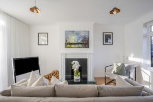 TV a/nebo společenská místnost v ubytování Luxurious 3 Bed House, Free Parking, with SKY TV