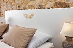 Postel nebo postele na pokoji v ubytování Cathedral Prague Apartments