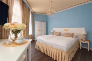 Postel nebo postele na pokoji v ubytování Cathedral Prague Apartments