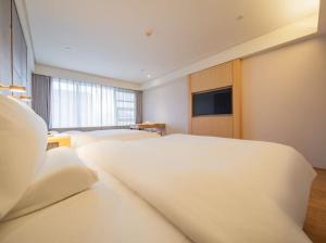 TV a/nebo společenská místnost v ubytování JI Hotel Chengdu East Railway Station