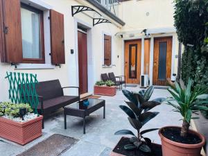 维罗纳Hello Verona Rooms的带家具的庭院和盆栽植物