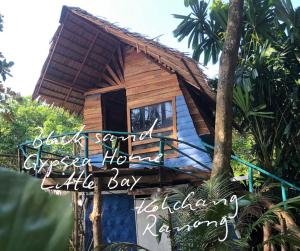 Ko ThaluBlack sand Gypsea Home Little Bay Kohchang Ranong的一间小树屋，前面有一块牌子