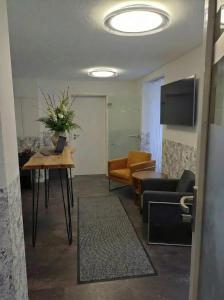 ein Wohnzimmer mit einem Sofa und einem Tisch mit einem Laptop in der Unterkunft Hotel Sternen in Gurtnellen