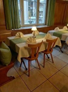 ein Esszimmer mit 2 Tischen und 2 Stühlen in der Unterkunft Hotel Sternen in Gurtnellen