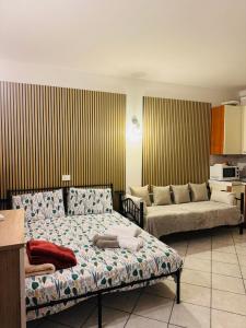 维罗纳Hello Verona Rooms的带床和沙发的客厅