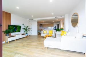 TV a/nebo společenská místnost v ubytování PREMIUM Magníficas Vistas Panorámicas con Terraza - By Aloha Palma