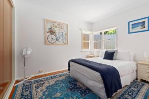 Ένα ή περισσότερα κρεβάτια σε δωμάτιο στο Grandview Escape - Quiet Comfort near Beach and Cafes