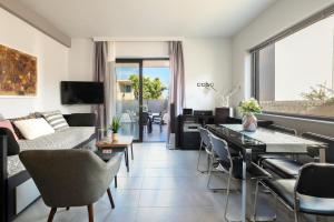 Μια τηλεόραση ή/και κέντρο ψυχαγωγίας στο Villa Cicada Chania, steps from the beach, Car included