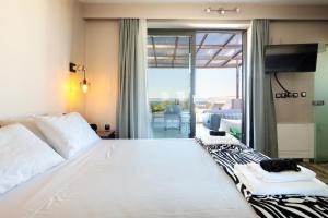 Ένα ή περισσότερα κρεβάτια σε δωμάτιο στο Villa Cicada Chania, steps from the beach, Car included