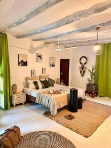 Ένα ή περισσότερα κρεβάτια σε δωμάτιο στο AfricanHouse Z with Creek View in Mombasa - Mtwapa 2bedroom with an Inhouse multistation gym