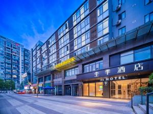 Budova, kde se hotel nachází + 23 fotografií