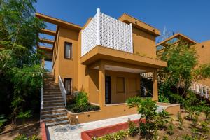 ein Haus mit einem weißen Dach und einer Treppe in der Unterkunft Viresco by Alaya Stays in Thūr