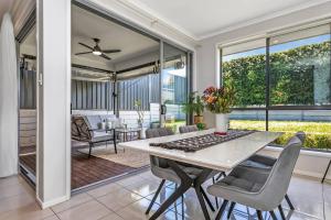 Гостиная зона в Reef Retreat - Modern Beach House Sanctuary