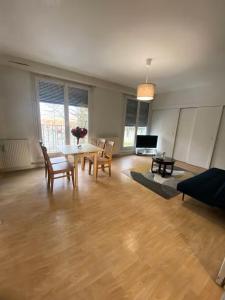 ღ Le Quai - T3 Proche Centre Ville & Gare في دويه: غرفة معيشة فارغة مع طاولة وكراسي