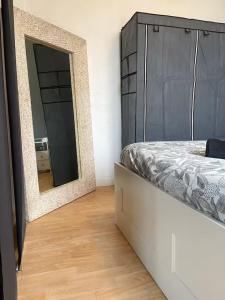 ღ Le Quai - T3 Proche Centre Ville & Gare في دويه: غرفة نوم بها سرير ومرآة