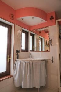 佛罗伦萨Apartment ninnananna的浴室里有洗手池和镜子