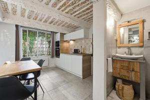Una cocina y un comedor con mesa y sillas. en Le Haut Castelet - Vieil Antibes, en Antibes