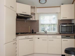 Kuchyň nebo kuchyňský kout v ubytování Huize Vriendschap in Hattemerbroek