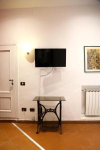 佛罗伦萨Apartment ninnananna的一张桌子,墙上挂着电视 更多68张照片