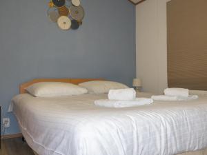 Postel nebo postele na pokoji v ubytování Huize Vriendschap in Hattemerbroek