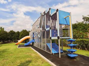 un patio de recreo con un tobogán en un parque en Reflexion Puchong Private Pool Villa Group-Friendly, en Cyberjaya