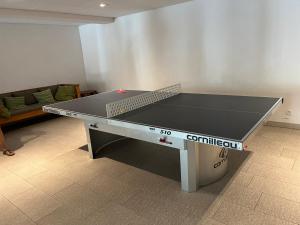 Stolní tenis v ubytování T3 rez-de-jardin avec fitness, sauna et tennis - village et ski à pied nebo okolí + 49 fotografií