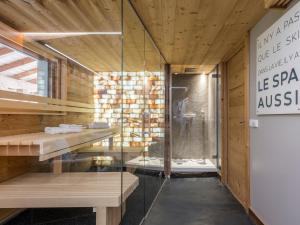 een glazen ruimte met een douche en een bankje bij Chalet CLADIE - Private Jacuzzi & Sauna - View of Mont Blanc range - By Cozee Rentals in Les Houches