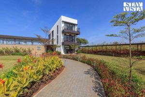 Un jardín fuera de StayVista at La Mer - Pool, Lawn & BBQ