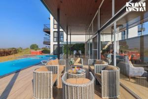 La alberca dentro o cerca de StayVista at La Mer - Pool, Lawn & BBQ