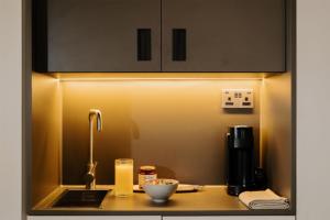 Nhà bếp/bếp nhỏ tại The Hobson Cambridge by Adina +23 ảnh