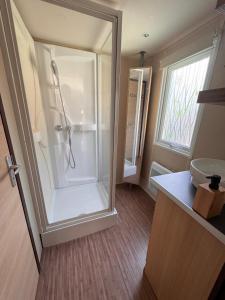 ein Badezimmer mit Dusche und Waschbecken in der Unterkunft School MotorhomePark - Aldeamento Turístico in Óvoa