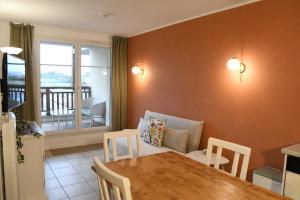 Beaune Levernois - Piscine Chauffée, Sauna et Golf في ليفيرنوا: غرفة معيشة مع طاولة طعام وشرفة