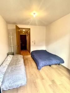 Postel nebo postele na pokoji v ubytování Tokyo West Shinjuku close to Shinjuku Chuo Park