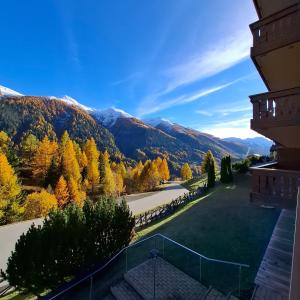 a view of a field with mountains in the background at Ferienapartment Weitsicht in Biel +5 photos